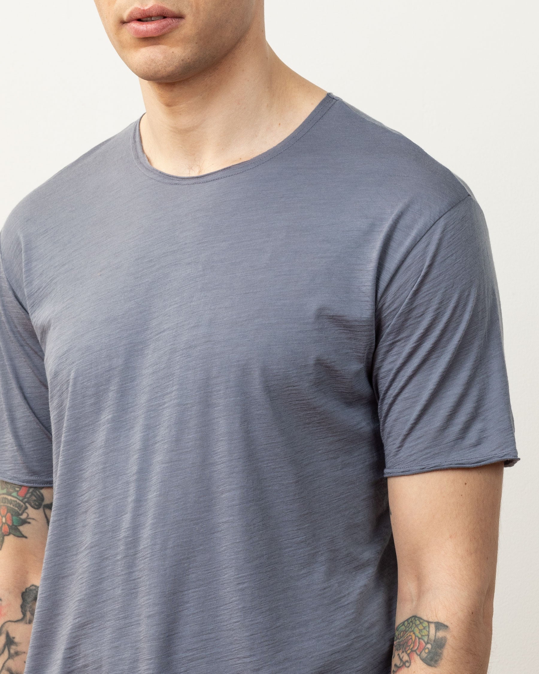 Cropped detail image of the Dreamweight Rawcut Shortsleeve collar